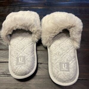 NIB Women's Gray Fuzzy Memory Foam Slippers Size 7